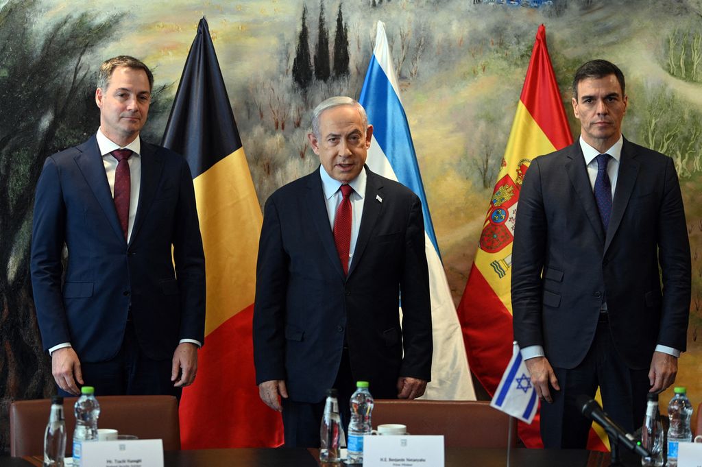 Foto yang dirilis Istana Kepresidenan Spanyol memperlihatkan Perdana Menteri Spanyol Pedro Sanzchez (kanan) berfoto bersama dengan PM Israel Benjamin Netanyahu (tengah) dan PM Belgia Alexander De Croo (kiri) sebelum pertemuan di Jerusalem, 23 November 2023. 