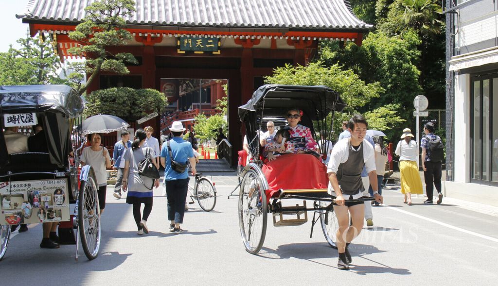 Pelancong asing berpesiar di kuil Asakusa, Tokyo, sembari mengenakan kimono sewaan dan naik kereta sewaan. Kebudayaan Jepang menjadi salah satu tarik wisata. Setiap tahun, hingga 30 juta pelancong asing menyambangi Jepang.