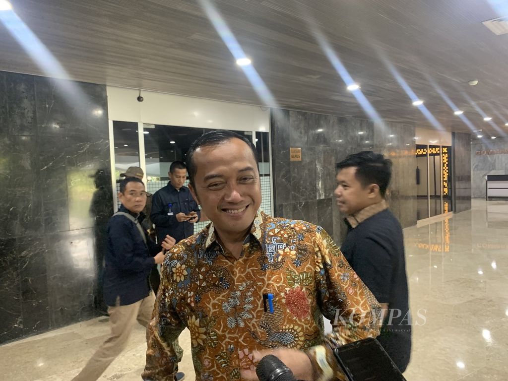Ketua OKK DPP Gerindra Prasetyo Hadi diwawancarai <i>Kompas</i> di Kompleks Parlemen, Jakarta, Senin (25/3/2024).