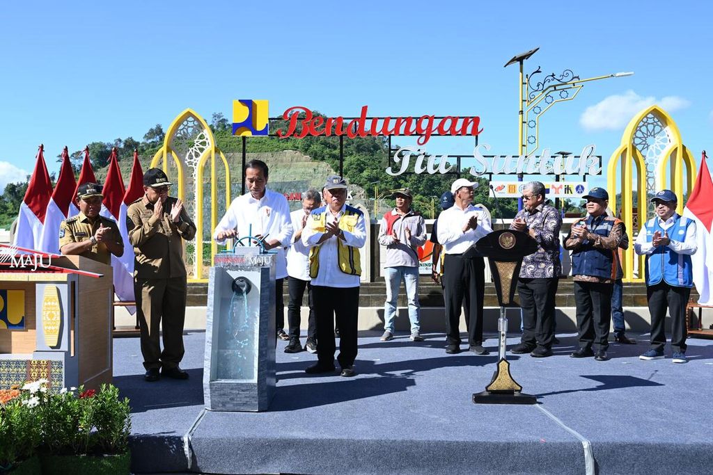 Presiden Joko Widodo memutar roda pintu air sebagai tanda peresmian Bendungan Tiu Suntuk, Kabupaten Sumbawa Barat, Nusa Tenggara Barat, Kamis (2/5/2024).