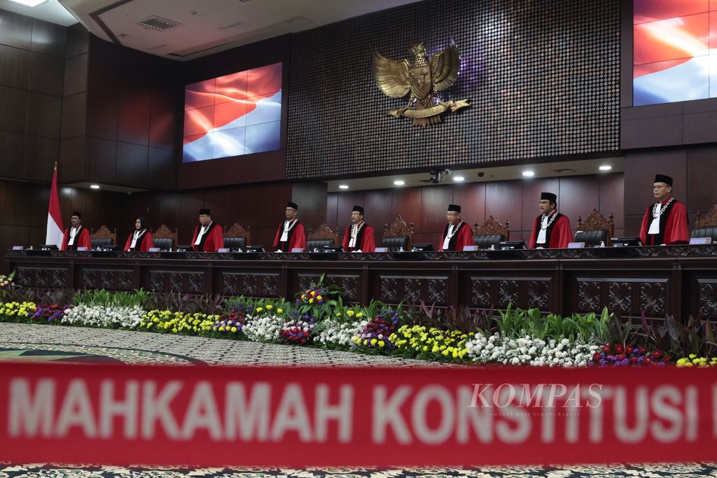 Hakim Konstitusi menyanyikan Indonesia Raya saat pelantikan Ketua Mahkamah Konstitusi (MK) periode 2023-2028 di Gedung MK, Jakarta, Senin (13/11/2023). Suhartoyo menggantikan Anwar Usman menjadi Ketua MK. Saat sidang pengucapan sumpah jabatan ketua MK, Anwar Usman tidak hadir. 