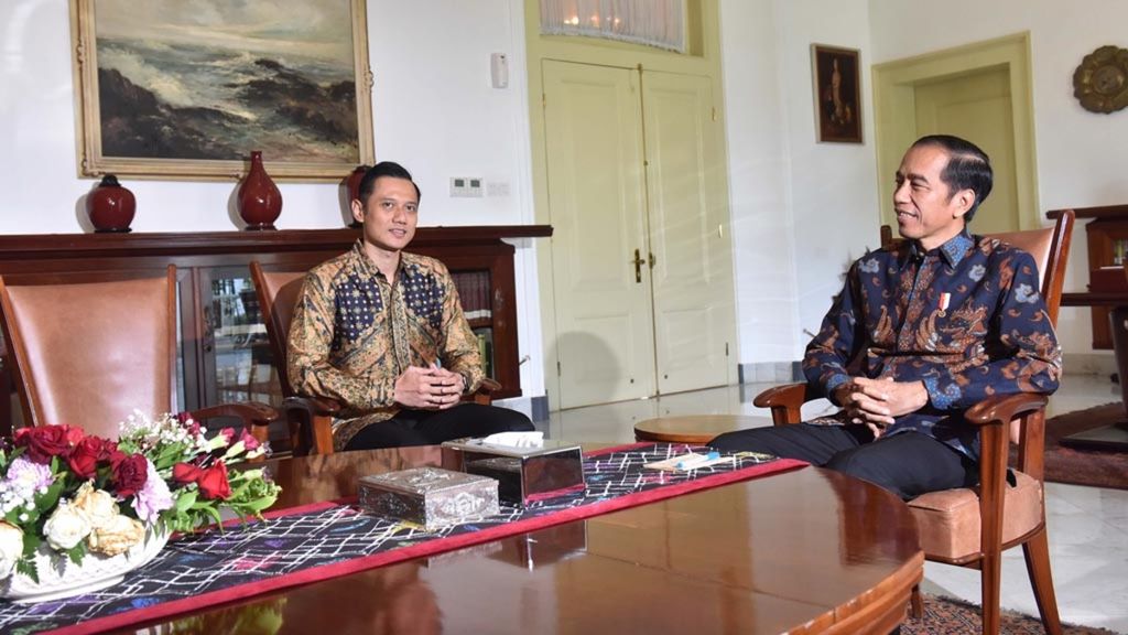 Presiden Joko Widodo berbincang bersama Komandan Kogasma Partai Demokrat Agus Harimurti Yudhoyono di Istana Bogor, Jawa Barat (22/5/2019). AHY menyampaikan ucapan selamat kepada Presiden Jokowi yang menjadi pemenang Pilpres 2019.
