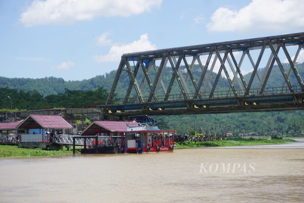 Suasana Halte Sungai Tambaknegara untuk aktivitas wisata susur Sungai Serayu di Kecamatan Rawalo, Kabupaten Banyumas, Jawa Tengah, Minggu (19/2/2023). 