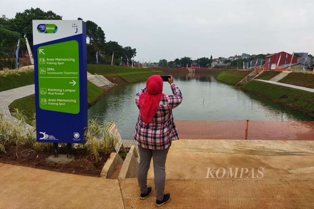 Warga mengabadikan pemandangan Waduk Brigif, Kamis (6/10/2022). Waduk Brigif, Jagakarsa, Jakarta Selatan, masih dalam progres pengerjaan. Saat ini pengerjaan sudah mencapai 70 persen dan direncanakan akan selesai pada akhir 2022.