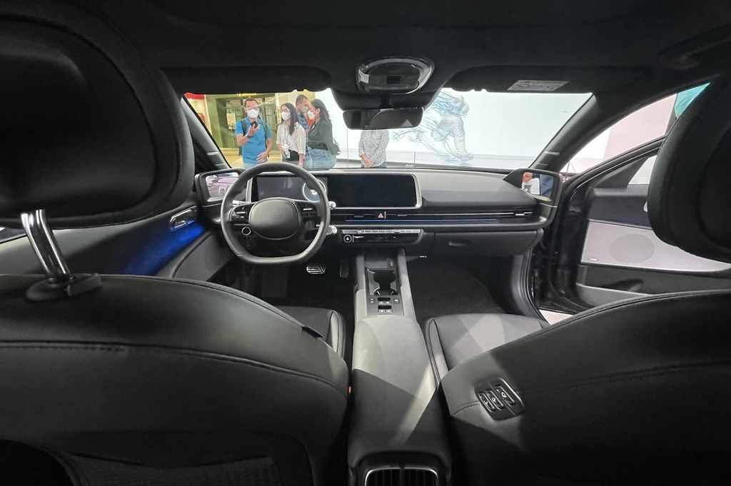Ruang kokpit Hyundai Ioniq 6 terlihat lebih elegan dibandingkan Ioniq 5. Konsol tengahnya tak bisa digeser seperti Ioniq 5. Layar informasi di bagian dasbor terintegrasi dengan layar instrumen kluster di balik setir, yang masing-masing berukuran 12,3 inci. Ini adalah spesifikasi di Korea Selatan, yang mungkin berbeda dengan pasar di negara lain.