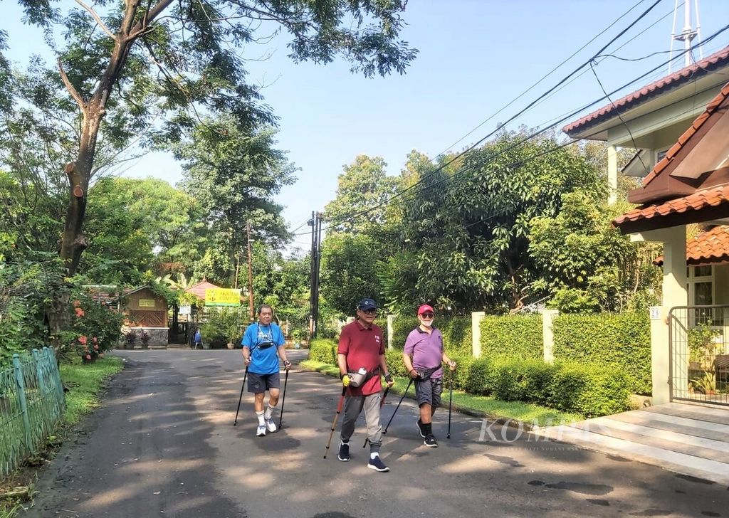 Tiga warga senior olahraga jalan nordik pada Kamis (16/3/2023) di Perumahan Bumi Pesanggrahan Mas, Petukangan Selatan, Jakarta Selatan. Olahraga menjadi cara warga senior mengisi hari pensiun agar tetap bugar.