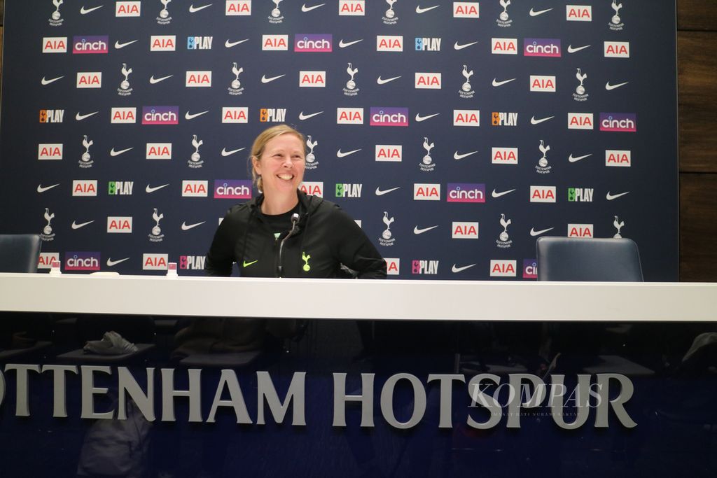Kepala pelatih sepak bola wanita Tottenham Hotspur, Rehanne Skinner, memberikan keterangan kepada pers seusai melatih tim wanita Spurs di Tottenham Hotspur Training Centre, Enfield, London, awal Maret 2023. 