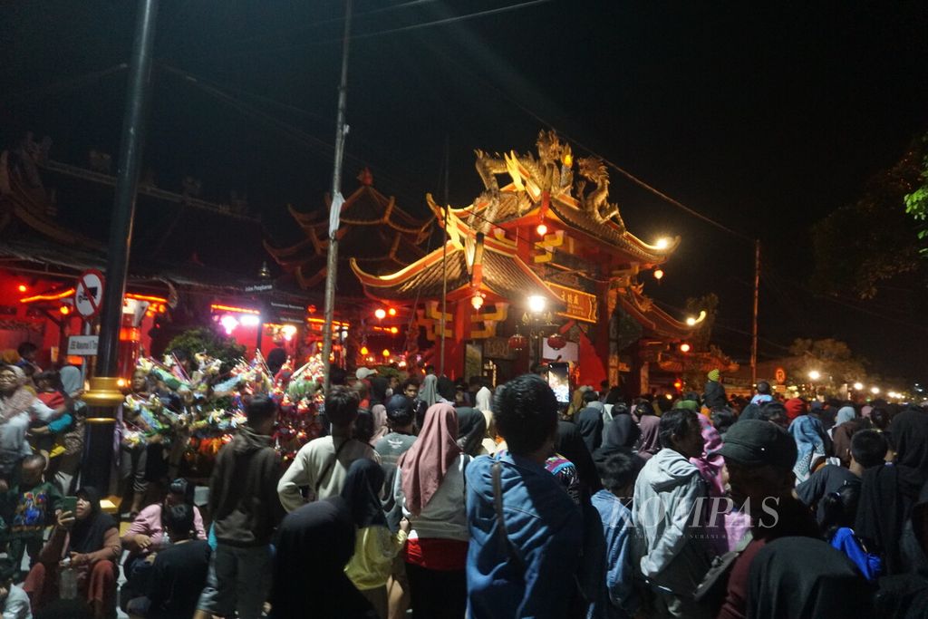 Ribuan warga memadati Jalan Pungkuran saat perayaan Cap Go Meh di Kelenteng Boen Tek Bio Banyumas, Jawa Tengah, Jumat (22/2/2024) malam.