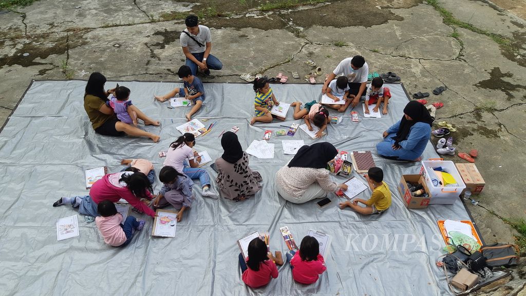Anak-anak Kota Palangkaraya, Kalimantan Tengah, ikut Sekolah Rakyat di bawah Jembatan Kahayan, Minggu (2/7/2023). 