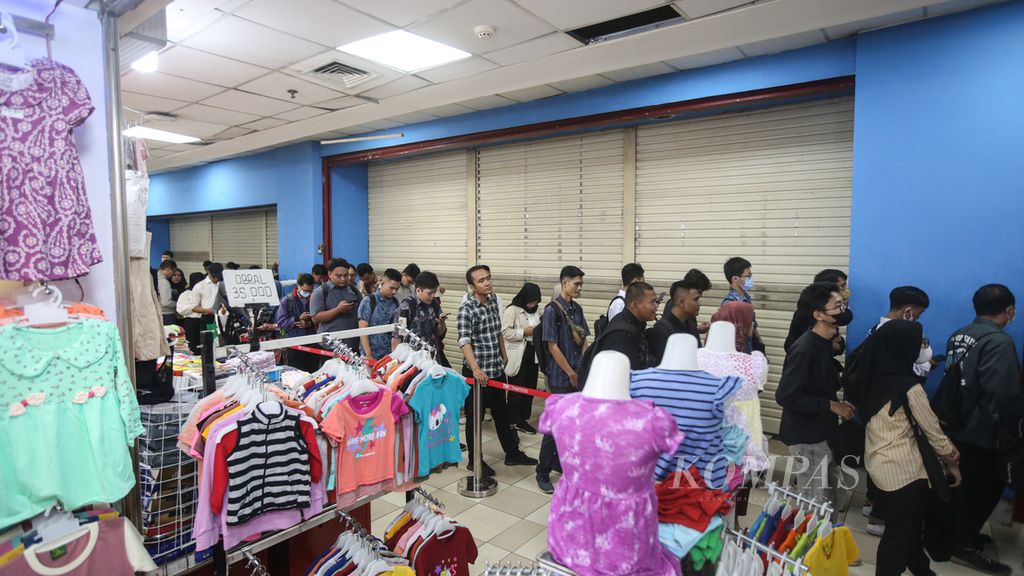 Antrean panjang pencari kerja dalam Jakarta Job Fair di pusat perbelanjaan Thamrin City di Jakarta, Selasa (28/5/2024). Bursa kerja menjadi jembatan mempertemukan perusahaan pencari tenaga kerja dengan para pencari kerja.