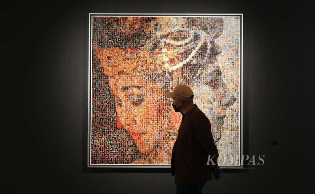 Pengunjung menikmati karya seni yang ditampilkan dalam pameran artina.sarinah di Sarinah Thamrin, Jakarta Pusat, Jumat (16/12/2022). Sederet seniman kenamaan turut dalam pameran tersebut, di antaranya Asha Darra, Dwi Sasono, Mella Jaarsma, dan Joko Avianto. 