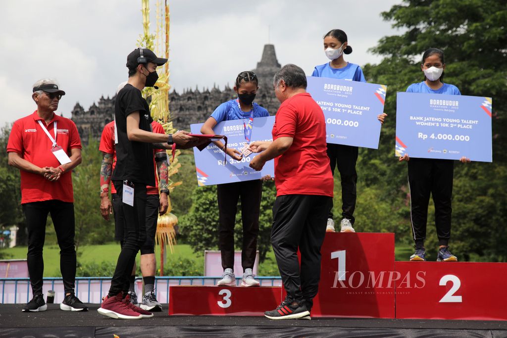 Upacara pemberian penghargaan kepada para juara lomba lari Borobudur Marathon 2022 Powered by Bank Jateng kategori Bank Jateng Young Talent putri di Taman Lumbini Kompleks Candi Borobudur, Magelang, Jawa Tengah, Sabtu (12/11/2022). Juara untuk kategori ini berturut-turut adalah Nur Aslamiyah Irja Pasa, Azziyati Dina Amalina, dan Naqita Yuniar Kurniasari. 