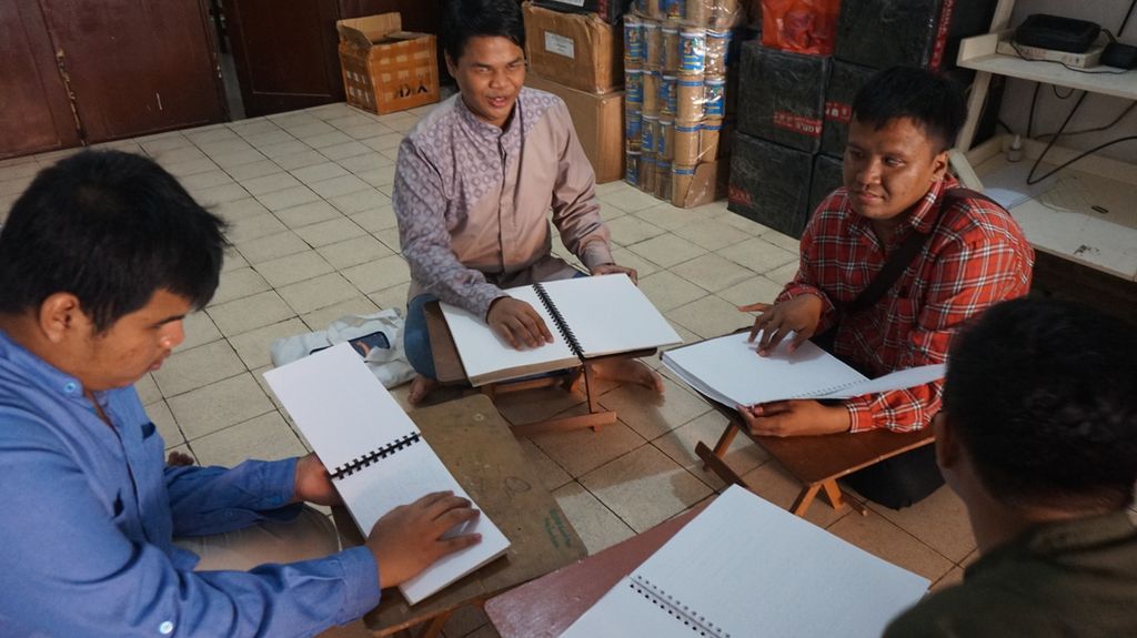 Ade Dwi Cahyo Putra (kedua dari kiri) bersama ketiga temannya belajar mengaji dengan Al Quran Braille di Homesantren Kebaikan Yayasan Urunan Kebaikan, Surabaya, Jawa Timur, Sabtu (3/6/2023). Ade merupakan penerima penghargaan Ashoka Young Changemakers 2023 melalui Gerakan Tunanetra Mengaji. Ade dan teman-temannya dalam Kawan Netra membantu kalangan tunanetra untuk mengaji dengan Al Quran Braille.