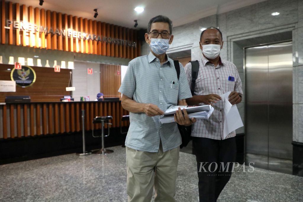 Salah seorang pemohon uji formil UU Ibu Kota Negara (IKN), Marwan Batubara (kiri), didampingi salah satu kuasa hukum, Harseto Setyadi Rajah seusai mendaftarkan permohonan uji formal UU di Gedung Mahkamah Konstitusi, Jakarta, Rabu (2/2/2022). 