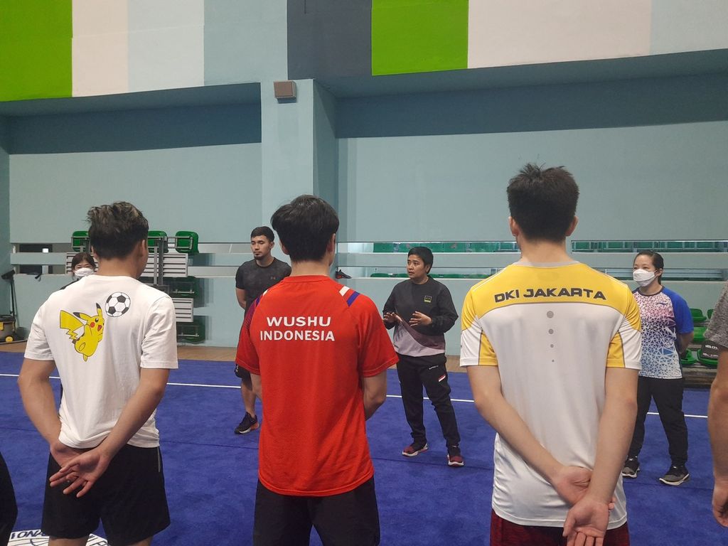 Pelatih Kepala Tim Nasional Wushu Indonesia Novita memberi evaluasi dan arahan kepada atlet <i>taolu </i>seusai latihan dalam persiapan umum menuju sederet perhelatan internasional pada 2023 di GBK Arena, Jakarta, Kamis (5/1/2023). 