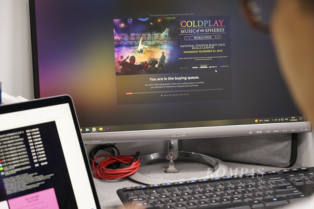 Tak hanya berburu tiket untuk konser Coldplay di Jakarta, sejumlah penggemar juga mencoba keberuntungan dengan berburu tiket untuk konser Coldplay di Malaysia, Rabu (17/5/2023). Grup band asal Inggris itu direncanakan menggelar konser di Kuala Lumpur pada 22 November 2023.