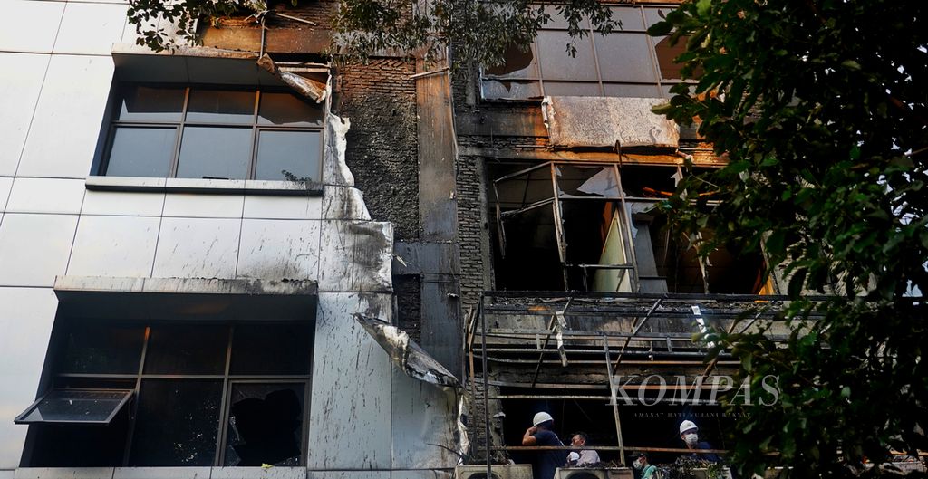 Polisi melakukan olah TKP lokasi setelah kebakaran di kantor Yayasan Lembaga Bantuan Hukum Indonesia (YLBHI) di Jalan Diponegoro, Jakarta, Senin (8/4/2024). 
