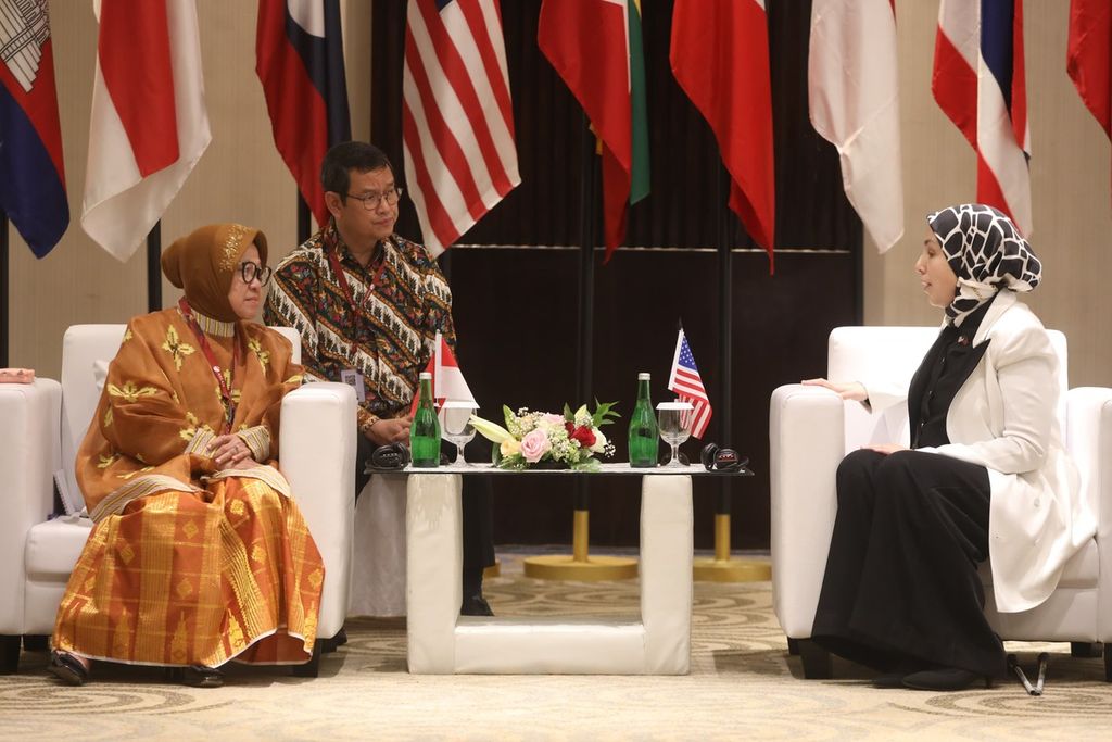 Menteri Sosial Tri Rismaharini melakukan pertemuan bilateral dengan Penasihat Khusus Hak Disabilitas Internasional Amerika Serikat Sara Minkara di sela acara Forum Tingkat Tinggi Menteri Sosial Se-ASEAN di Makassar, Sulawesi Selatan, Selasa (11/10/2023).