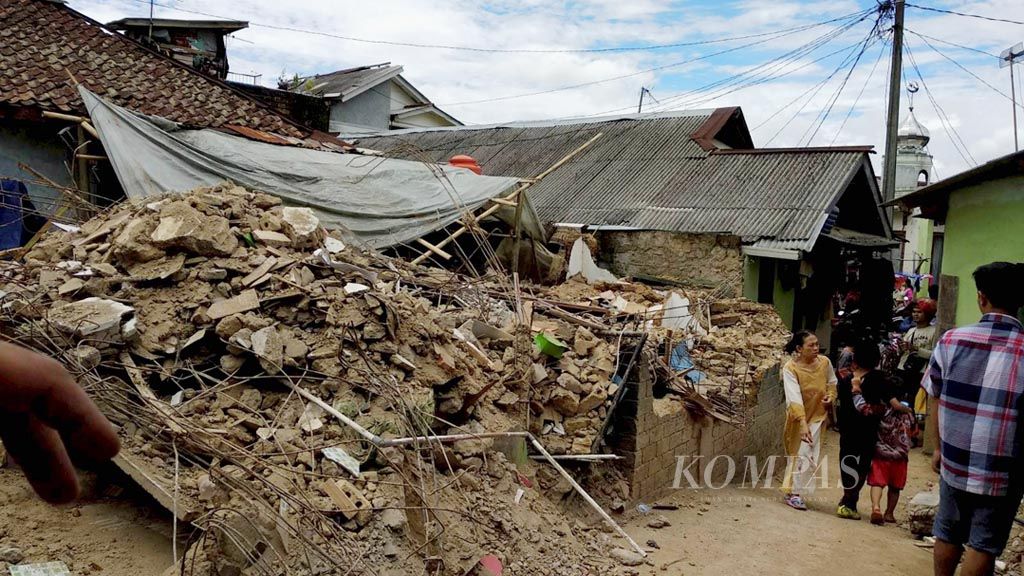Salah satu rumah di Desa Kuta, Kecamatan Megamendung, Kabupaten Bogor, ambruk akibat gempa pada Selasa (23/1). Rumah yang ambruk di desa ini   rata-rata dindingnya terbuat dari batako.