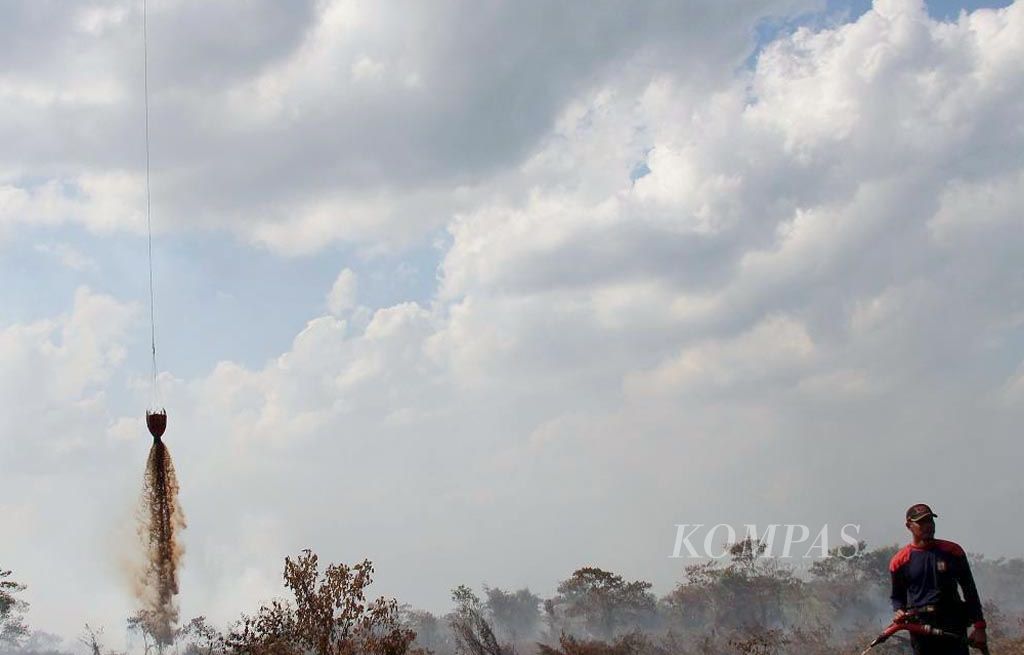 Kebakaran lahan di Kalimantan Barat terus terjadi pada Kamis (27/7). Upaya pemadaman terus dilakukan, baik melalui darat maupun udara. Tampak petugas memadamkan kebakaran lahan di Kabupaten Kubu Raya, Kamis siang.