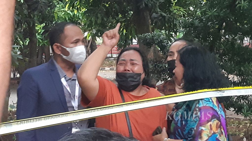 Rusni Masna, istri korban pembunuhan oleh anggota Densus 88 Antiteror Polri, Bripda Haris Sitanggang, berteriak histeris setelah rekonstruksi kasus selesai dilakukan di Markas Polda Metro Jaya, Jakarta, Kamis (16/2/2023).