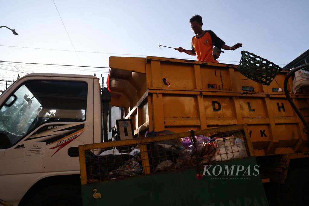 Petugas menata sampah yang dibuang warga di Tempat Pembuangan Sementara (TPS) Tamansari, Kota Yogyakarta, Sabtu (4/5/2024).