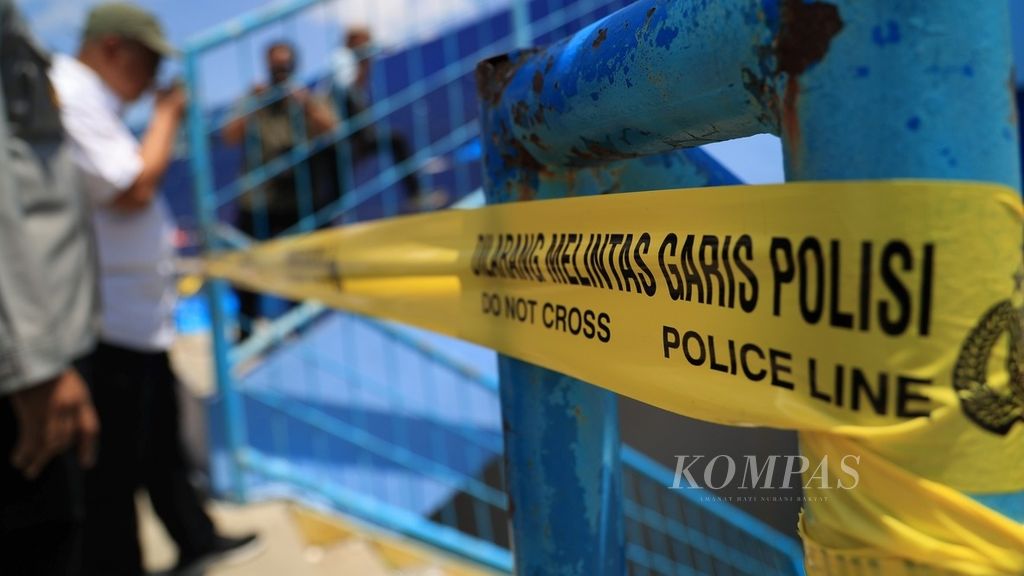 Garis polisi masih terpasang di pintu 13 saat anggota Komisi Kepolisian Nasional (Kompolnas) menyelidiki tragedi yang terjadi Stadion Kanjuruhan di Kepanjen, Malang, Jawa Timur, Selasa (4/10/2022). 