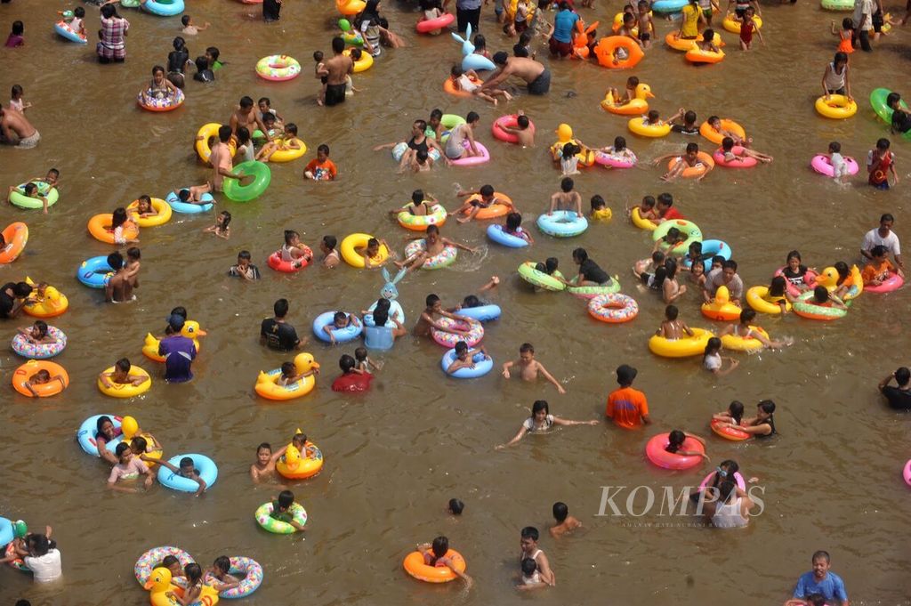 Ribuan orang memadati Pantai Ancol, Jakarta, Sabtu (11/9). Hari kedua lebaran, tempat-tempat wisata dipenuhi pengunjung untuk menikmati liburan bersama keluarga. Kompas/Hendra A Setyawan (HAS) 11-09-2010