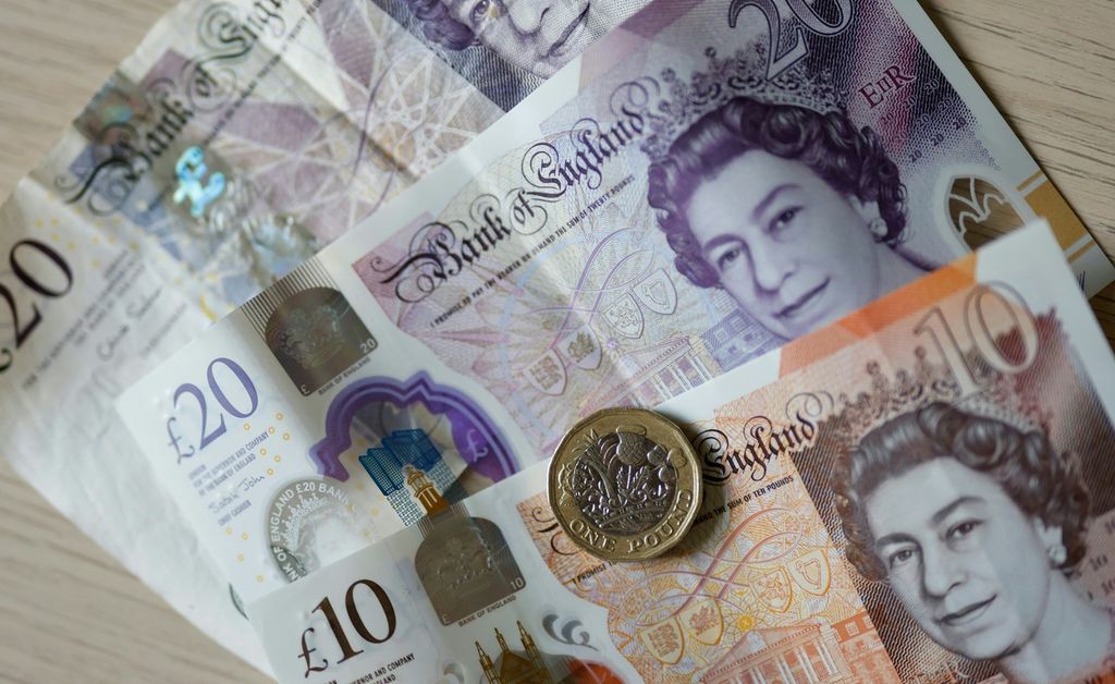 Foto yang diambil pada 22 April 2022 memperlihatkan mata uang Inggris, pound sterling di sebuah meja di London, Inggris.