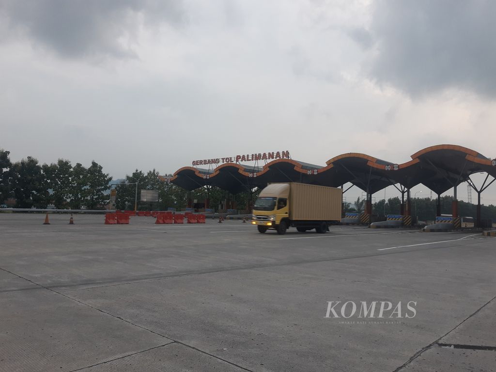 Kendaraan melintasi Gerbang Tol Palimanan di Kabupaten Cirebon, Jawa Barat, Senin (1/4/2024). Astra Tol Cipali memprediksi sekitar 2,1 juta kendaraan akan melewati Tol Cikopo-Palimanan (Cipali) pada H-10 hingga H + 10 Lebaran.