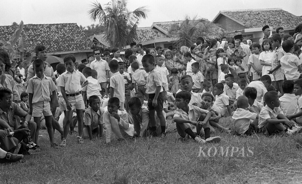 Suasana pendaftaran murid baru Sekolah Dasar Inpres Tebet, Jakarta Selatan, di Lapangan Honda Wilayah II, Jakarta Selatan, Senin (8/7/1974). 