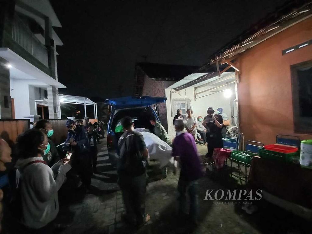 Jenazah Jemek Supardi dibawa dengan mobil ambulans dari rumah duka di wilayah Nitiprayan, Desa Tirtonirmolo, Kecamatan Kasihan, Kabupaten Bantul, Daerah Istimewa Yogyakarta, Sabtu (16/7/2022) malam. Jemek yang dikenal sebagai maestro seni pantomim itu meninggal pada Sabtu sekitar pukul 17.30.