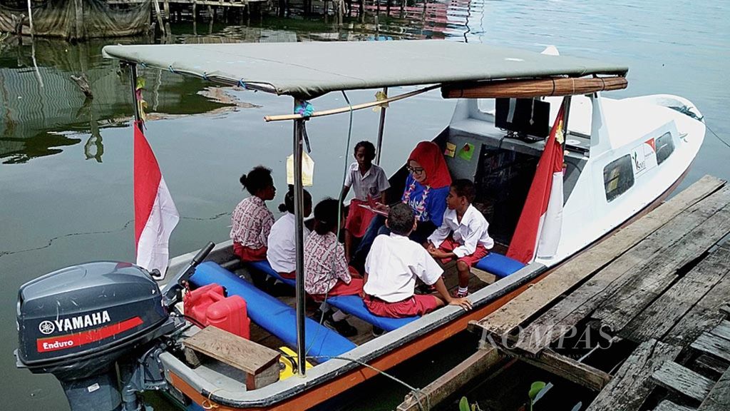 Anak-anak Kampung Yaboi, Danau Sentani, Jayapura, Papua, mengikuti kegiatan membaca bersama di Perahu Pustaka, Kamis (23/11).