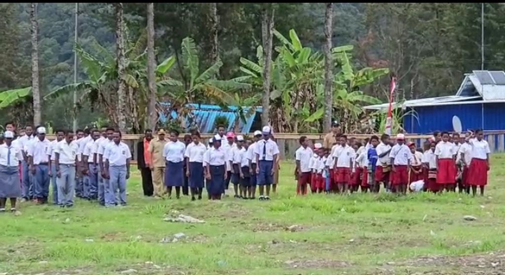 Para pelajar yang mengikuti upacara peringatan Hari Ulang Tahun Ke-78 Republik Indonesia di Distrik Ilaga, Kabupaten Puncak, Papua Tengah, Kamis (17/8/2023). Pada hari yang sama, kelompok kriminal bersenjata membakar perpustakaan SMA Negeri 1 Ilaga.