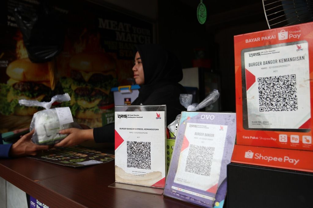Kode QRIS dan QR non-QRIS di salah satu gerai makanan di Jalan Kyai H. Syahdan, Palmerah, Jakarta Barat, Jumat (14/10/2022).