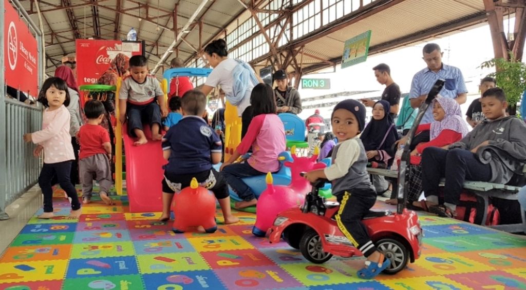 Stasiun Senen menyiapkan area bermain untuk anak-anak di peron 3. Hal ini disambut baik oleh para orangtua dan juga anak-anak.
