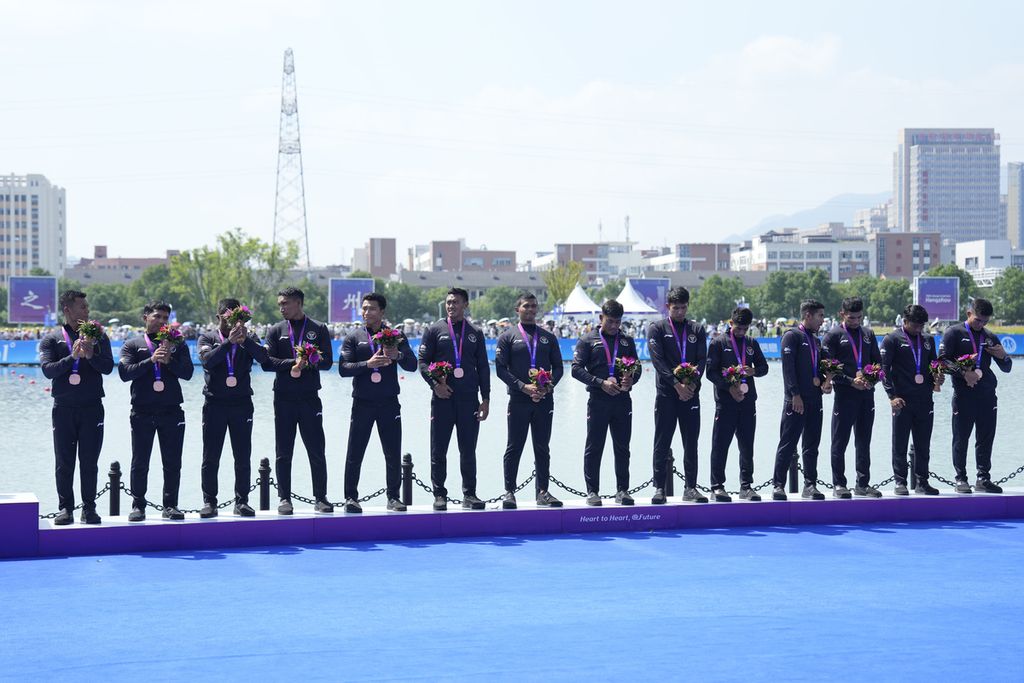 Tim perahu naga putra Indonesia berdiri di podium setelah merebut medali perunggu perahu naga 200 meter Asian Games Hangzhou 2022 di Pusat Perahu Naga Wenzhou, China, Rabu (4/10/2023). 