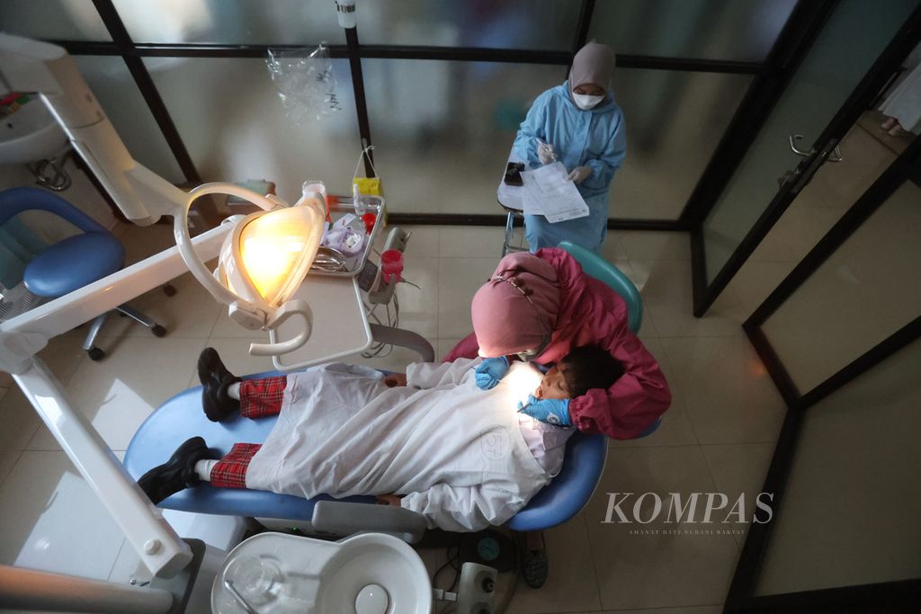 Murid SD mendapat layanan pemeriksaan kesehatan gigi dan mulut di Rumah Sakit Gigi dan Mulut Soelastri, Kota Surakarta, Jawa Tengah, Senin (20/3/2023). 
