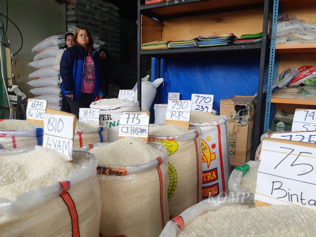 Ilustrasi. Seorang pembeli sedang melihat harga beras di Pasar Cipinang, Jakarta Timur. Setelah kunjungan Presiden Joko Widodo ke Pasar Induk, Cipinang, Jakarta Timur, harga beras di sana berangsur menurun, Jumat (17/2/2024). 