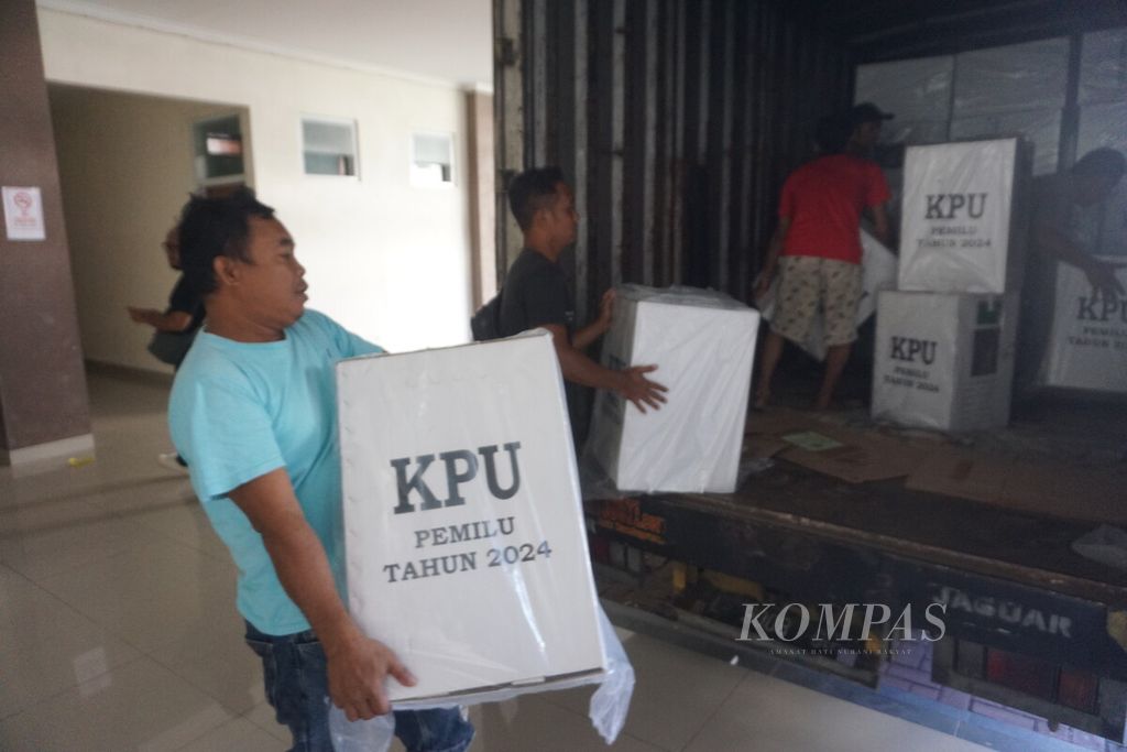 Petugas menggotong kotak suara untuk dimasukkan ke dalam truk boks di Gudang Logistik KPU Banyumas, Jawa Tengah, Kamis (8/2/2024). Hari ini pengiriman menuju kecamatan dimulai. 
