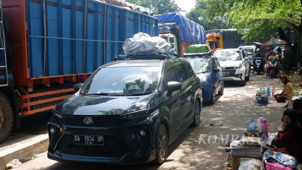 Mobil pemudik mengantre untuk naik ke kapal laut tujuan Surabaya, Jawa Timur, di Pelabuhan Trisakti, Banjarmasin, Kalimantan Selatan, Rabu (19/4/2023).