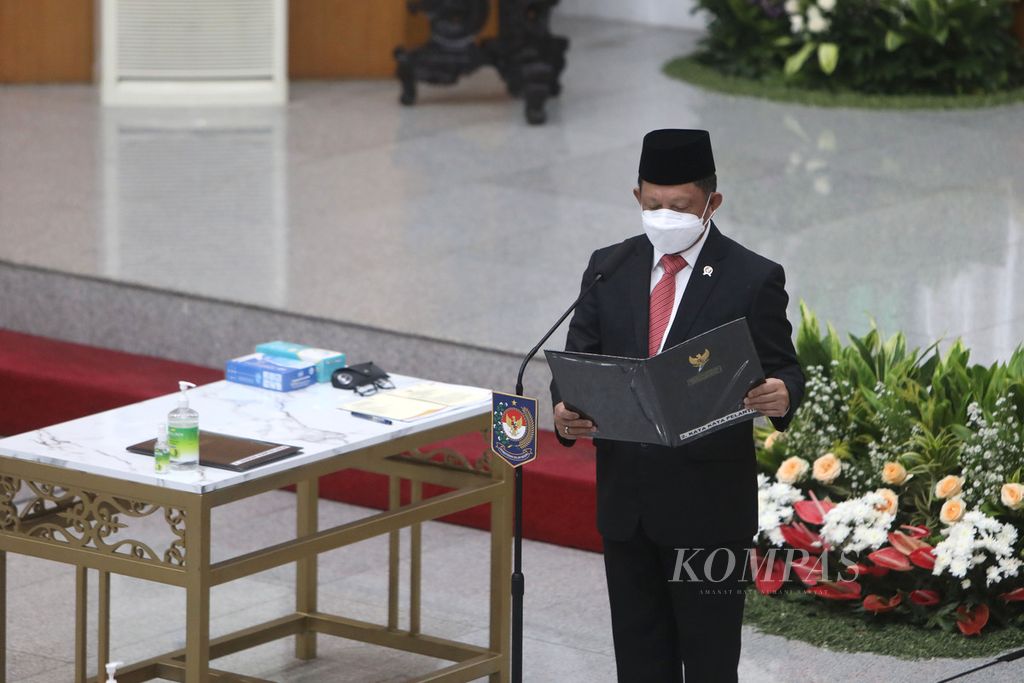 Menteri Dalam Negeri Tito Karnavian memandu pengucapkan sumpah dan janji jabatan kepada lima penjabat gubernur saat pelantikan di Kantor Kementrian Dalam Negeri, Jakarta, Kamis (12/5/2022). 