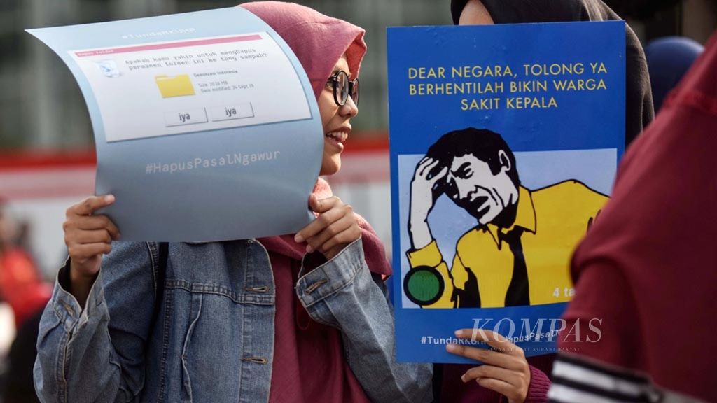 Para aktivis yang tergabung dalam Aliansi Masyarakat untuk Keadilan Demokrasi menggelar unjuk rasa di Bundaran Hotel Indonesia, Jakarta, Minggu (15/9/2019). Mereka mengajak masyarakat menolak Rancangan Kitab Undang-Undang Hukum Pidana (RUU KUHP) yang bisa meningkatkan potensi masyarakat tersandung kasus pidana.