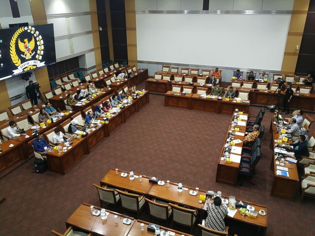 Suasana rapat dengar pendapat mengenai revisi UU No 32/2002 tentang Penyiaran, Senin (24/2/2020). Rapat itu dihadiri oleh organisasi peduli hak anak dan remaja, seperti Komisi Perlindungan Anak Indonesia (KPAI), Komite Nasional Pengendalian Tembakau, dan Koalisi Nasional Masyarakat Sipil untuk Pengendalian Tembakau.