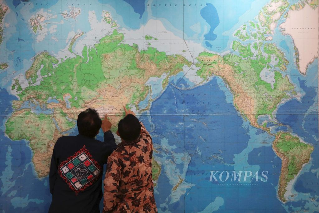 Menteri Dalam Negeri Tito Karnavian bersama juru bicara Presiden Joko Widodo Fadjroel Rachman (kiri) melihat peta dunia sebelum mengikuti rapat terbatas di Kantor Presiden, Jakarta, Kamis (5/3/2020). Rapat terbatas yang dipimpin Presiden Joko Widodo tersebut membahas mengenai akselerasi program tol laut.