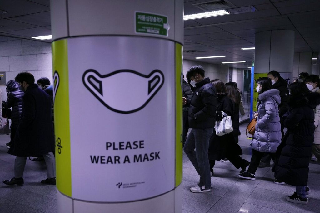 Poster peringatan agar selalu memakai masker untuk pencegahan penularan Covid-19 terpasang di stasiun kereta bawah tanah di Seoul, Korea Selatan, Rabu (16/2/2022). Pejabat kesehatan Korea Selatan pada hari Rabu melaporkan lonjakan harian tertinggi dalam infeksi Covid-19 dengan penambahan 90.443 kasus baru, yang memecahkan rekor satu hari sebelumnya dengan lebih dari 33.000 kasus. (AP PHOTO/AHN) 