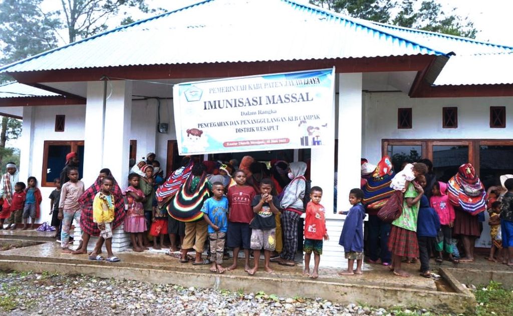 Suasana pemberian imunisasi campak di Puskesmas Wesaput, Kabupaten Jayawijaya, Papua Pegunungan, pada 16 Juni 2023.