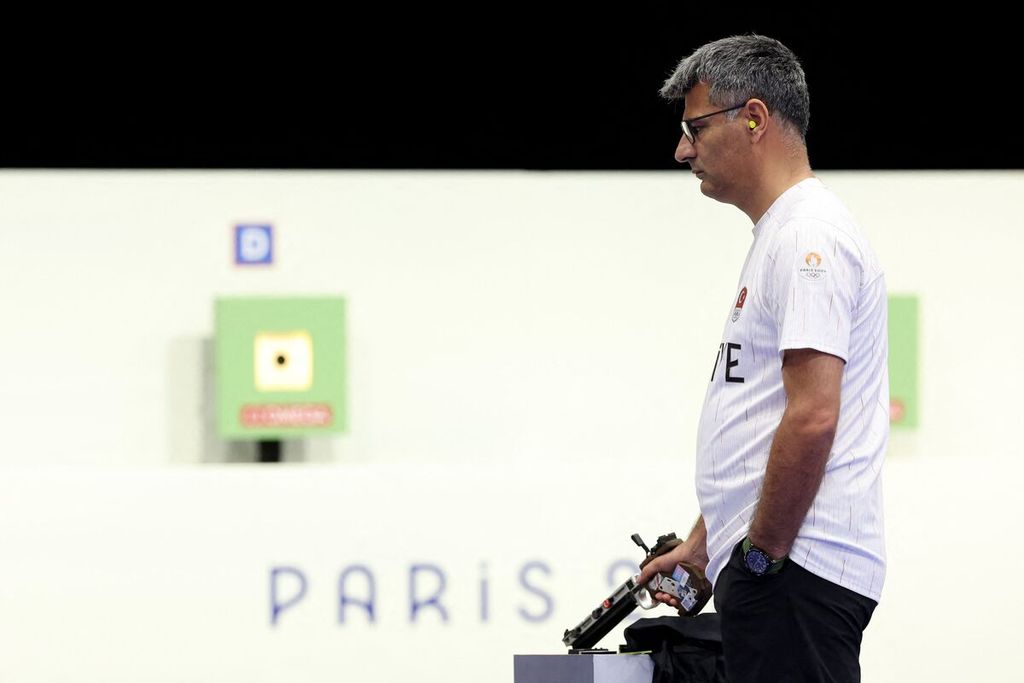 Petembak Turki, Yusuf Dikec, berlomba pada nomor 10 meter <i>air pistol</i> putra pada Olimpiade Paris 2024 di Chateauroux Shooting Centre, Selasa (30/7/2024). Dikec dan rekannya, Sevval Ilayda Tarhan, meraih perak pada nomor itu.