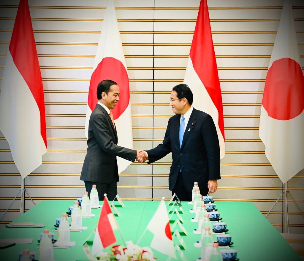 Presiden Joko Widodo dan PM Jepang Fumio Kishida berjabat tangan sebelum melakukan pertemuan bilateral di kantor PM Jepang, Tokyo, Rabu (27/7/2022).