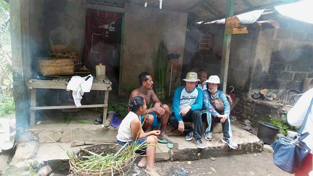 Bupati Klungkung I Nyoman Suwirta (kedua kanan) sedang mengunjungi salah satu keluarga miskin di Desa Gunaksa, Januari lalu. Kunjungan itu merupakan bagian program bedah desa untuk melihat langsung masalah dan kondisi warga miskin di desa. Sebanyak 27 desa dari 58 desa sudah dikunjungi bupati sejak dua tahun terakhir.